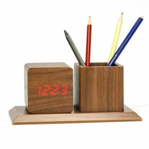 DREVENÝ DRŽIAK NA PERÁ S LED DIGITÁLNYMI HODINAMI WOODENCLOCK22